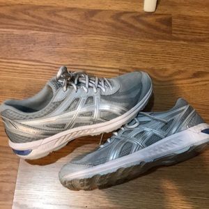 ASICS 7.5 running shoe